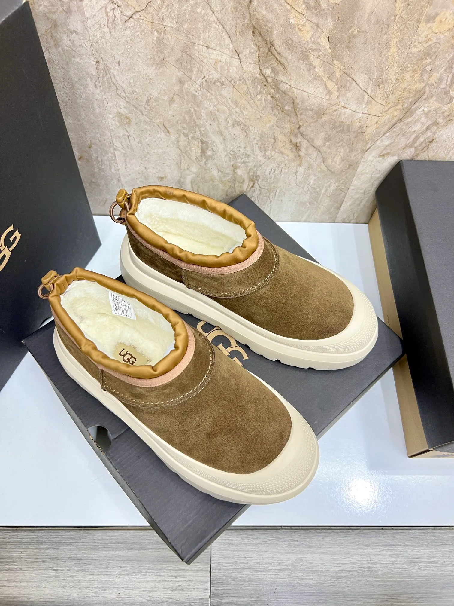 Men's men's shoes💰: 💰540💰Couple model👫 UGG Tasman Weather Hybrid one-second snow boots👢 Wang Yibo's same 👏 classic Tasman shoe is designed with environmentally friendly waterproof and snowproof material, which is both fashionable and functional. At the same time, it is paired with the new UGG Keen furry color-blocked jacket. Bright orange and maroon collide to create a new light outdoor style and open up a new travel experience in early autumn! Using the best materials, the 17mm fur-integrated surface is warmer and more breathable, and the outsole is upgraded to a lightweight and wear-resistant light wing technology outsole! Size: Women’s size 35-40 / Men’s size 38–44 (45 customized) Official website color